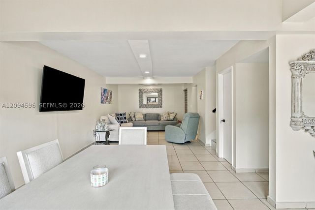9670 Fontainebleau Blvd 19, Miami, FL 33172