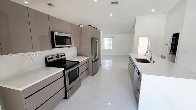 1421 SW 104th Avenue, Pembroke Pines, FL 33025