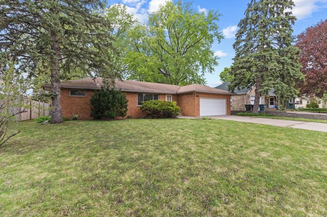 2085 Hamline Avenue N, Roseville, MN 55113