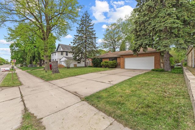 2085 Hamline Avenue N, Roseville, MN 55113