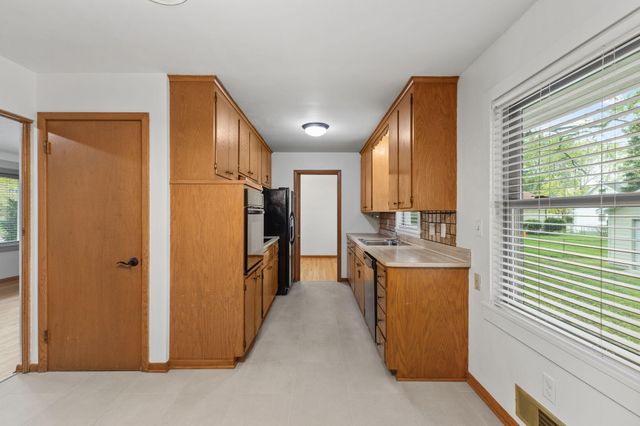 2085 Hamline Avenue N, Roseville, MN 55113