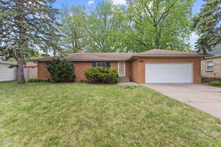 2085 Hamline Avenue N, Roseville, MN 55113