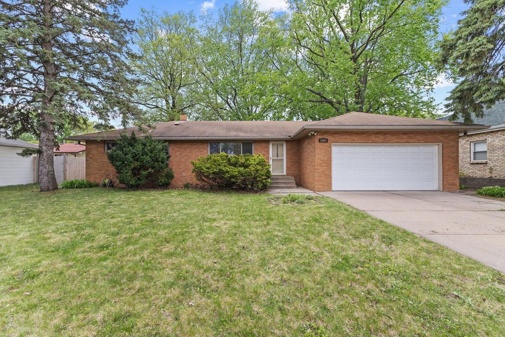 2085 Hamline Avenue N, Roseville, MN 55113