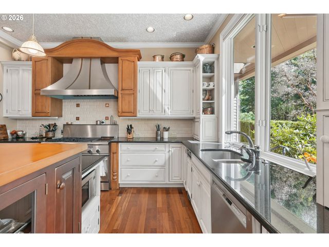 13616 Nw GLENDOVEER Dr, Portland, OR 97231