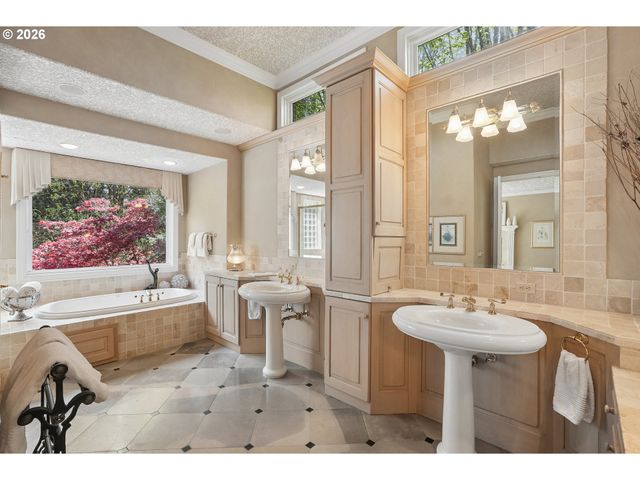 13616 Nw GLENDOVEER Dr, Portland, OR 97231