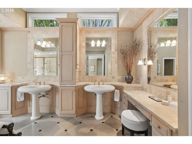 13616 Nw GLENDOVEER Dr, Portland, OR 97231