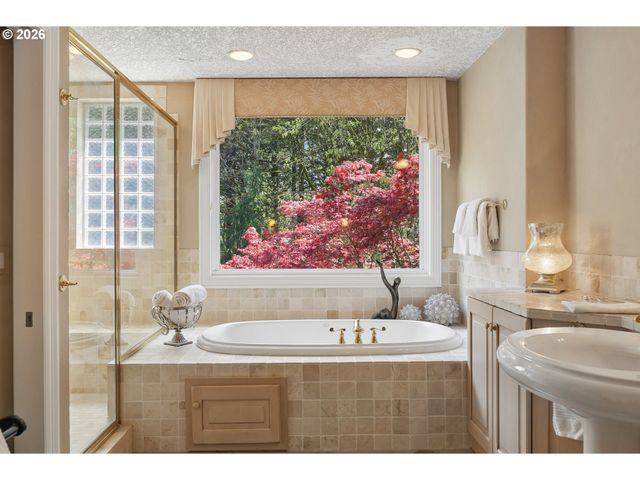 13616 Nw GLENDOVEER Dr, Portland, OR 97231