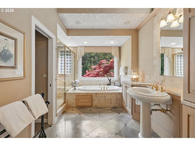 13616 Nw GLENDOVEER Dr, Portland, OR 97231