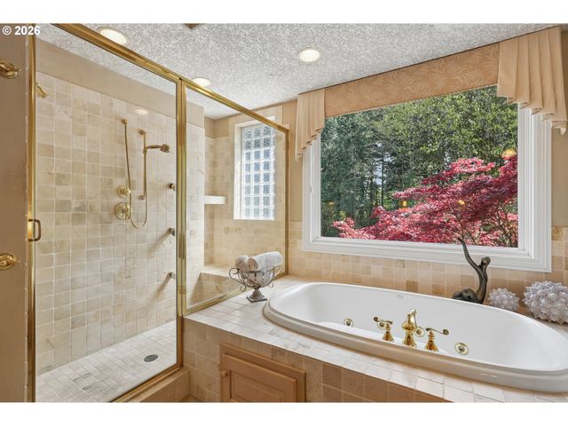13616 Nw GLENDOVEER Dr, Portland, OR 97231