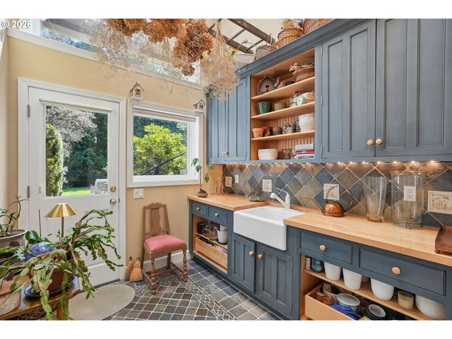 13616 Nw GLENDOVEER Dr, Portland, OR 97231