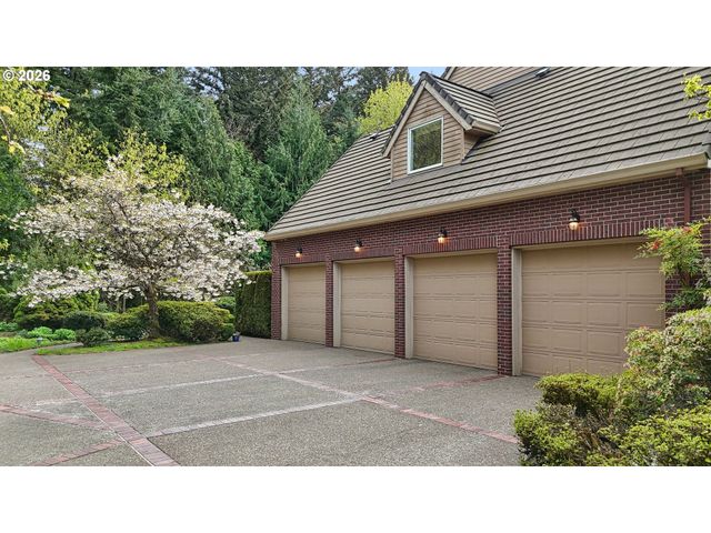 13616 Nw GLENDOVEER Dr, Portland, OR 97231