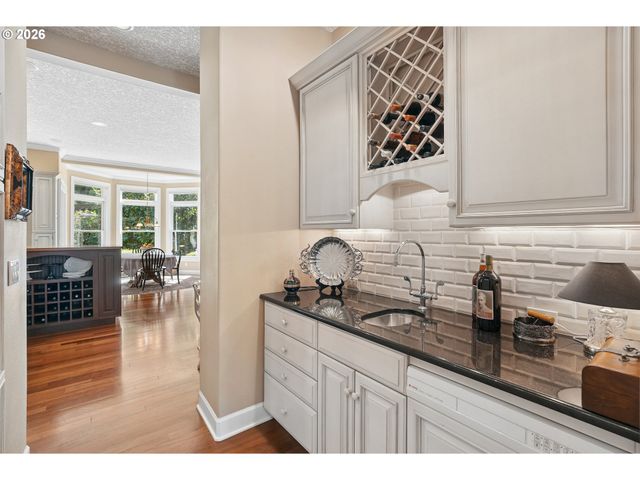 13616 Nw GLENDOVEER Dr, Portland, OR 97231