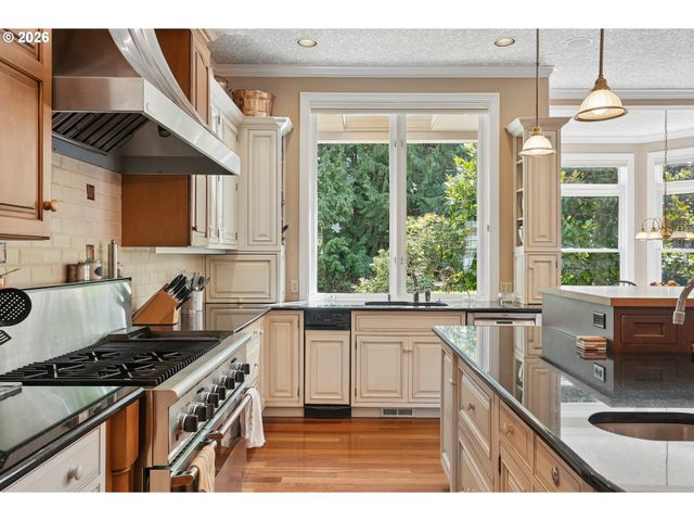 13616 Nw GLENDOVEER Dr, Portland, OR 97231