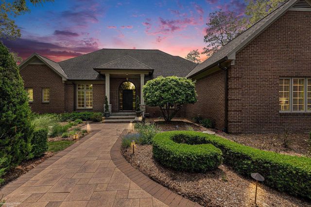 1200 Iroquois Trail, Oxford Twp, MI 48371