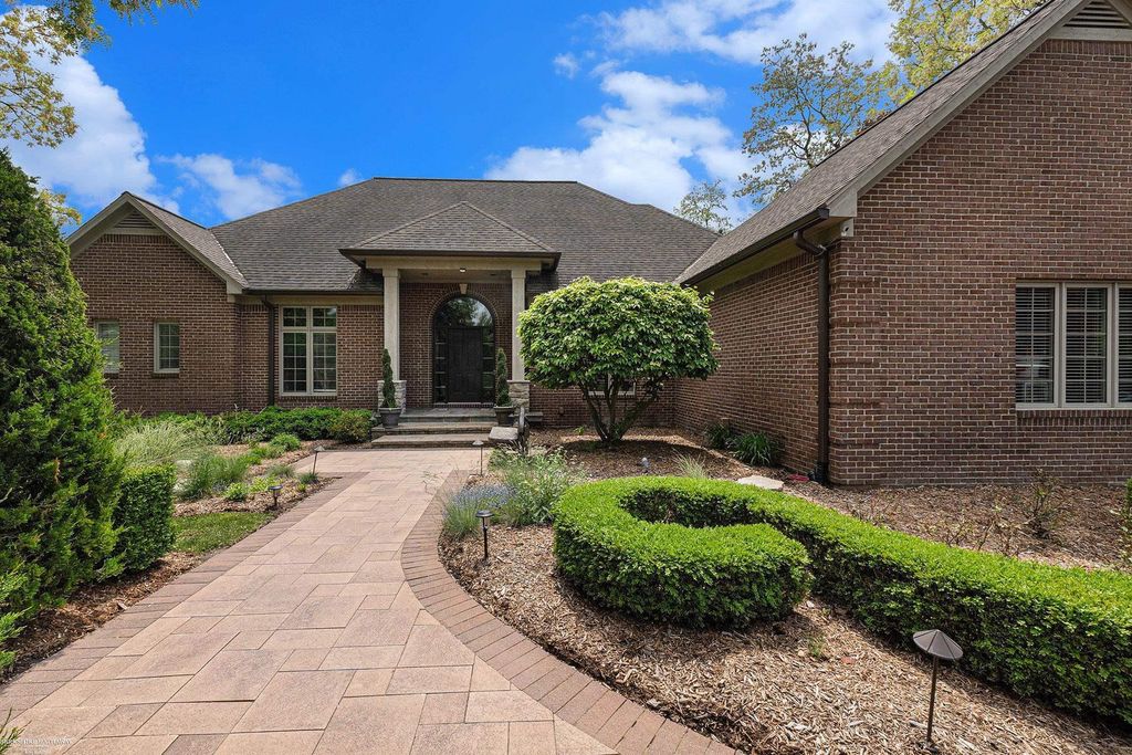 1200 Iroquois Trail, Oxford Twp, MI 48371