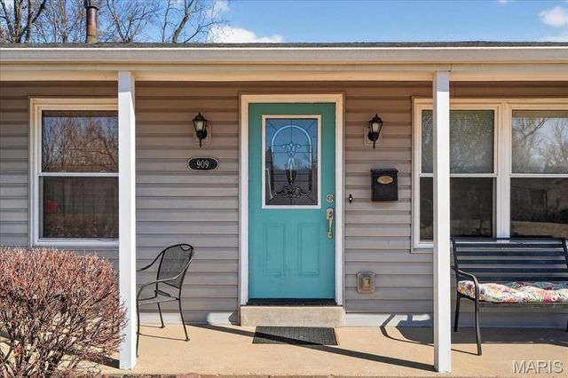 909 Townhouse Lane, Hazelwood, MO 63042