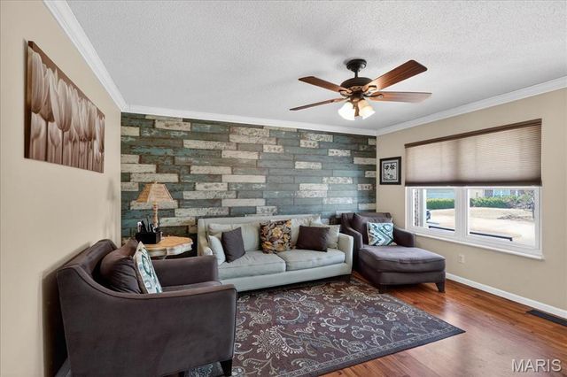 909 Townhouse Lane, Hazelwood, MO 63042