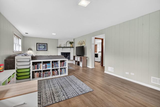 8632 Clifford Drive, Darien, IL 60561