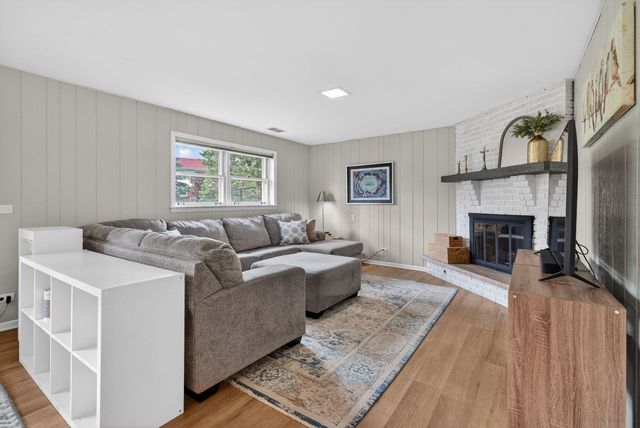8632 Clifford Drive, Darien, IL 60561