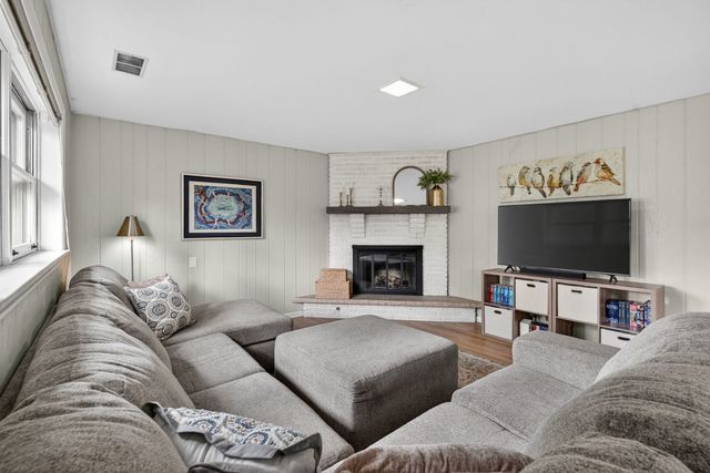 8632 Clifford Drive, Darien, IL 60561