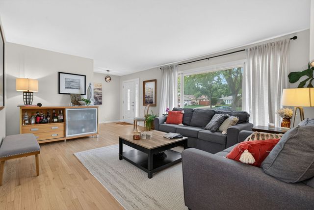 8632 Clifford Drive, Darien, IL 60561