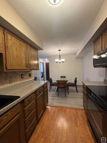 3039 SW Maupin Ln Apt 204, Topeka, KS 66614