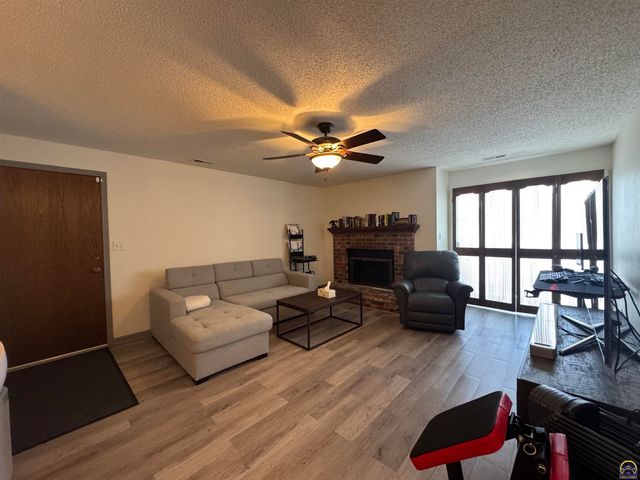 3039 SW Maupin Ln Apt 204, Topeka, KS 66614