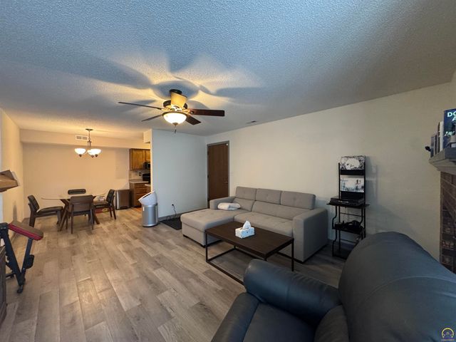 3039 SW Maupin Ln Apt 204, Topeka, KS 66614