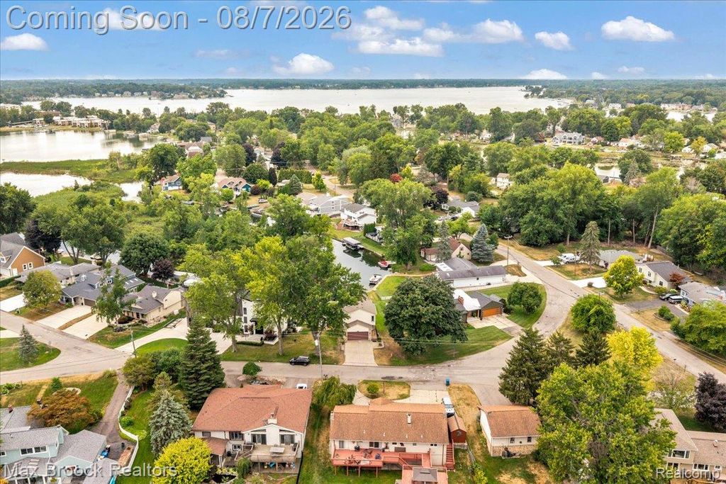 1025 Otter Avenue, Waterford Charter Township, MI 48328