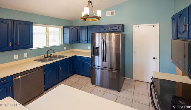 8984 N Eaglestone Loop, Tucson, AZ 85742
