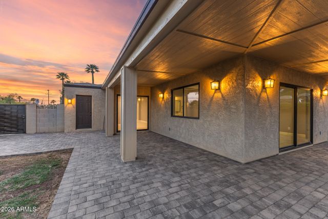 2001 N LAUREL Avenue, Phoenix, AZ 85007