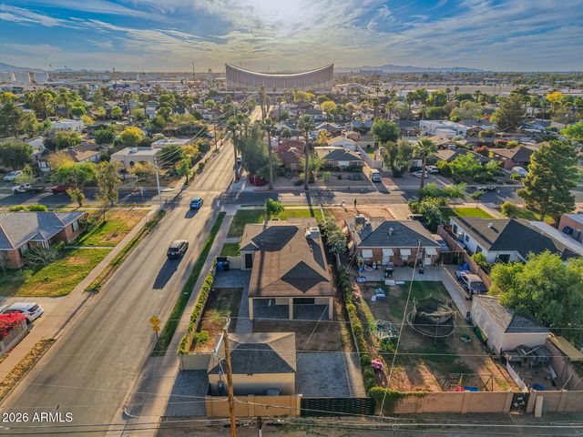 2001 N LAUREL Avenue, Phoenix, AZ 85007