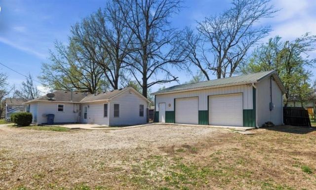 206 Alberta Street, Mclouth, KS 66054