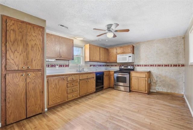 206 Alberta Street, Mclouth, KS 66054