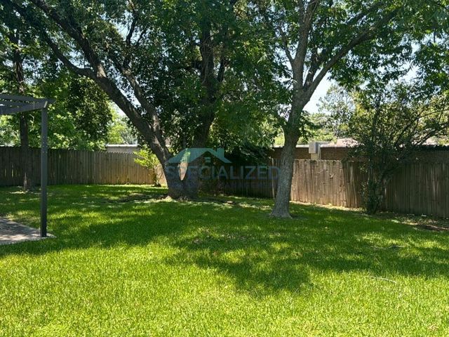 2810 Pinewood Drive, League City, TX 77573