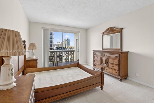 1817 S Ocean Drive PH19, Hallandale Beach, FL 33009