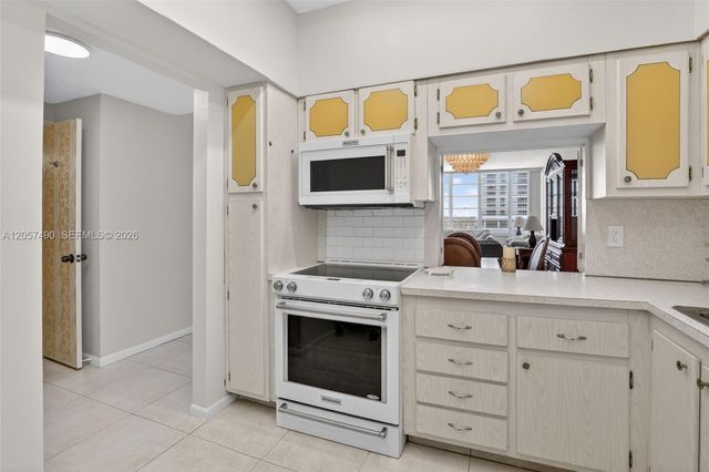 1817 S Ocean Drive PH19, Hallandale Beach, FL 33009