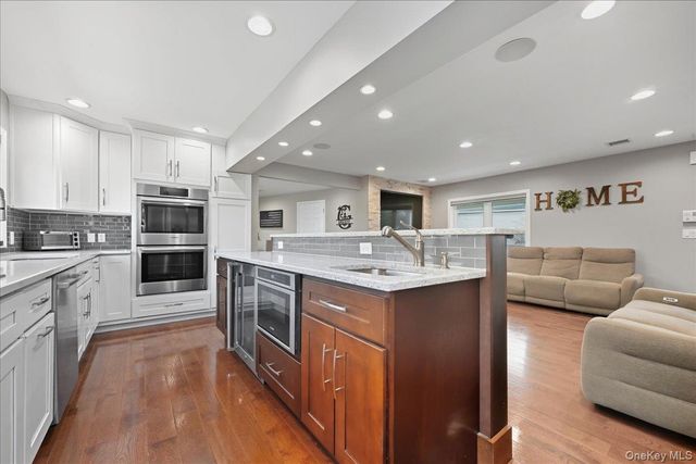 3 Neptune Place, Massapequa, NY 11758