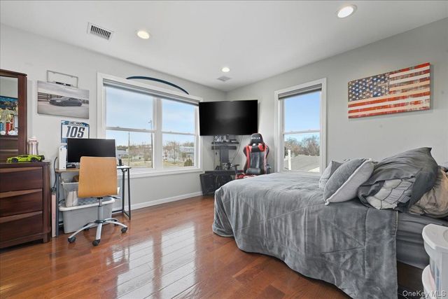 3 Neptune Place, Massapequa, NY 11758