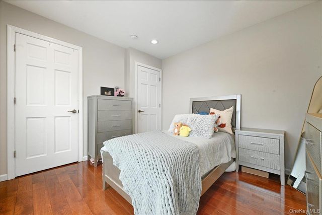 3 Neptune Place, Massapequa, NY 11758