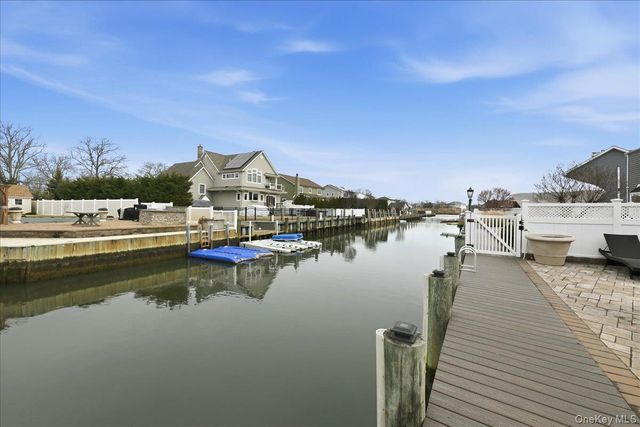 3 Neptune Place, Massapequa, NY 11758