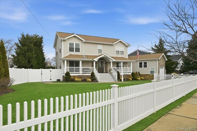 3 Neptune Place, Massapequa, NY 11758