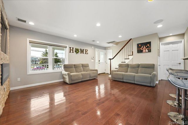 3 Neptune Place, Massapequa, NY 11758