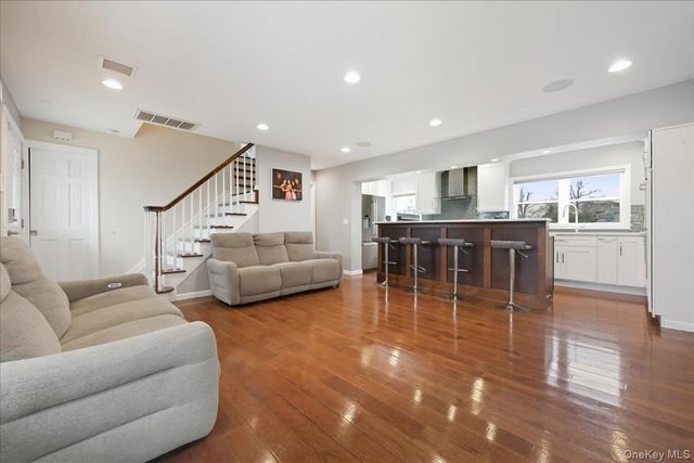 3 Neptune Place, Massapequa, NY 11758