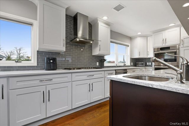 3 Neptune Place, Massapequa, NY 11758