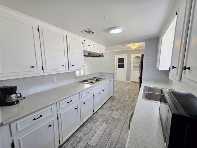 302 Frio Dr, Portland, TX 78374