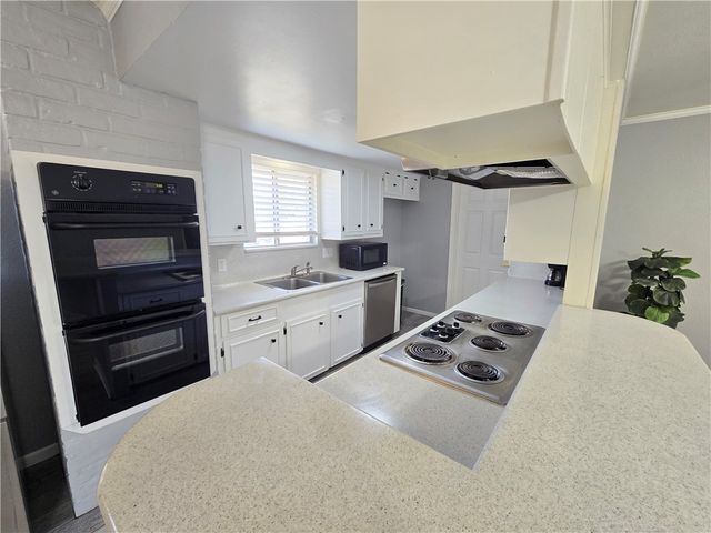 302 Frio Dr, Portland, TX 78374