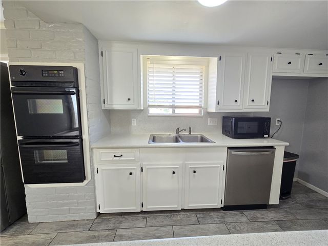 302 Frio Dr, Portland, TX 78374