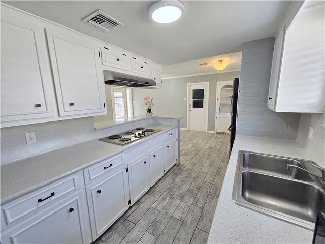 302 Frio Dr, Portland, TX 78374