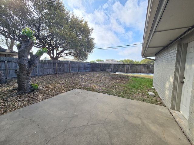 302 Frio Dr, Portland, TX 78374